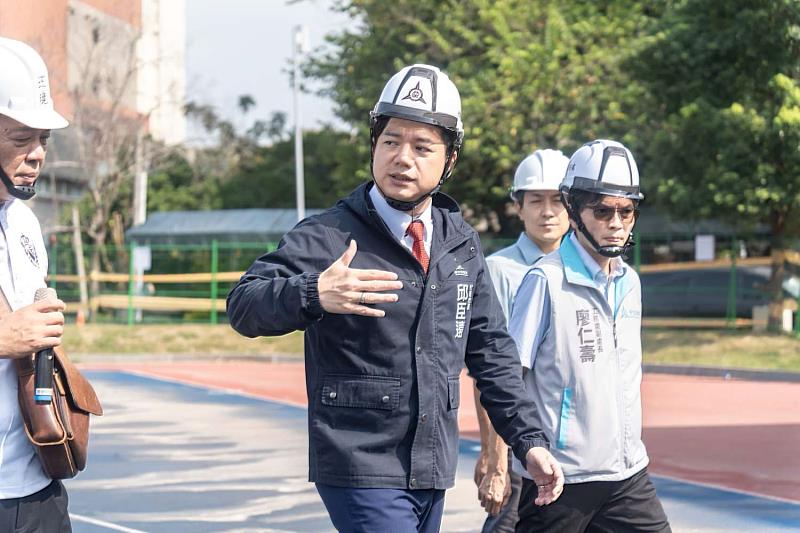 代理市長邱臣遠前往田徑場現場視察
