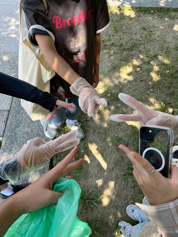 同學齊心協力完成淨溪任務