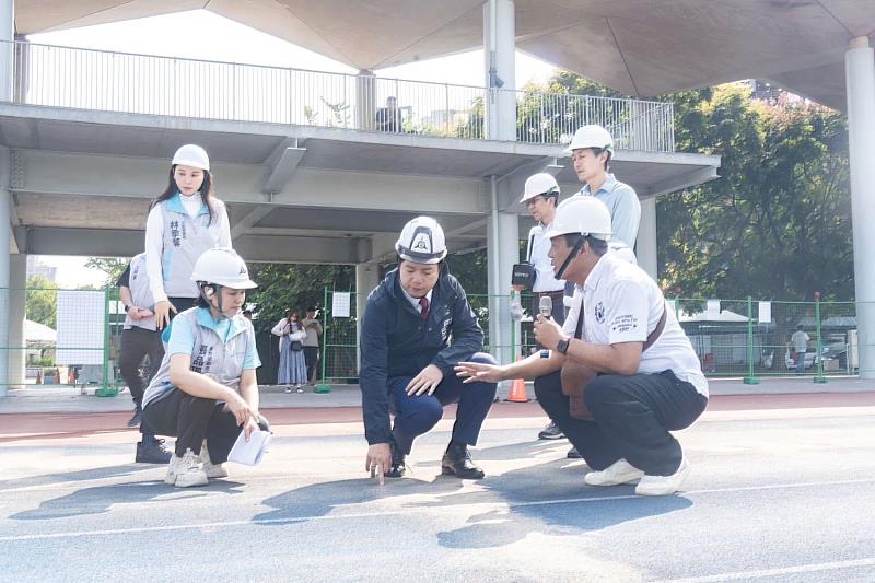 代理市長邱臣遠前往田徑場現場視察