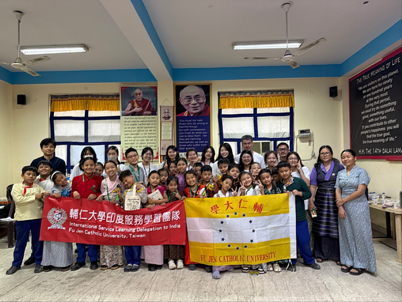 輔印曦望團隊與西藏小學師生合影。