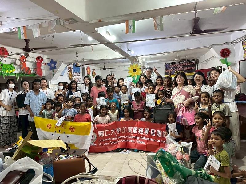 Stars育幼院的孩子們開心踴躍地舉起完成的作品與團隊合照