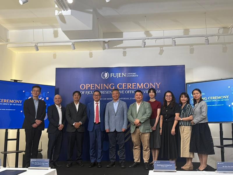 由左至右為輔仁大學林耀南國際長、Dr Tăng Thường Phát, PSO、Dr. Tran Quang Long, UEL、Dr Lý Quí Trung, LQT、輔仁大學藍易振校長、Prof. Tran Ha Minh Quan, UEH、輔仁大學BPIS張詠晴主任，以及UEH-ISB團隊