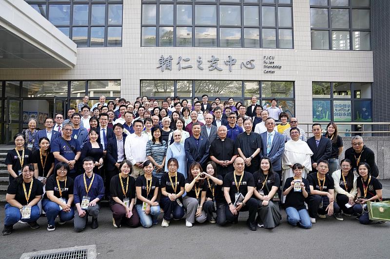 輔仁大學「輔仁之友中心」揭牌儀式合影