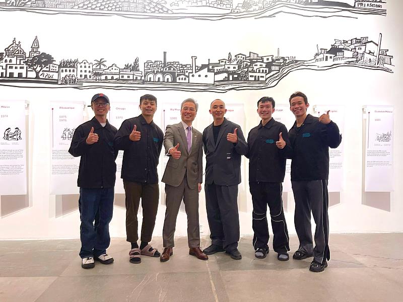駐墨西哥代表李岳融大使與身體處方合影。（駐洛杉磯臺灣書院、駐墨西哥代表處提供）