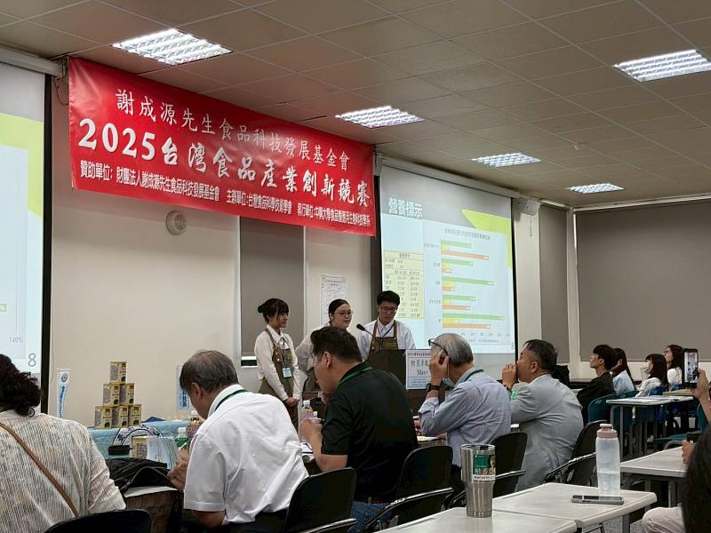 3位學生在發表研發中展現高度默契，最終獲得評審一致肯定