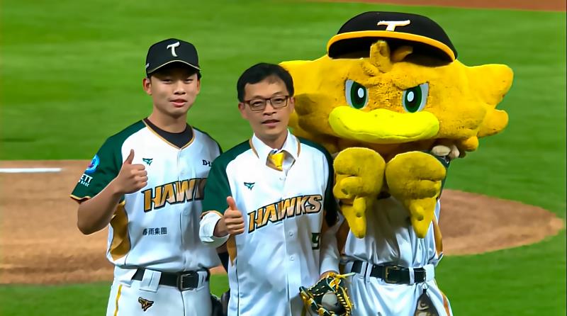 由台鋼雄鷹陳世嘉（左）、永慶不動產高雄區經管會長鄭曜德（中）進行高雄棒球家庭日開球儀式（永慶房產集團提供）