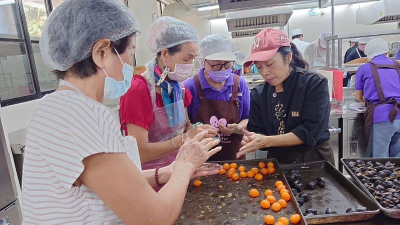 元培餐管系劉婉真老師（右1）教導長者製作蛋黃酥