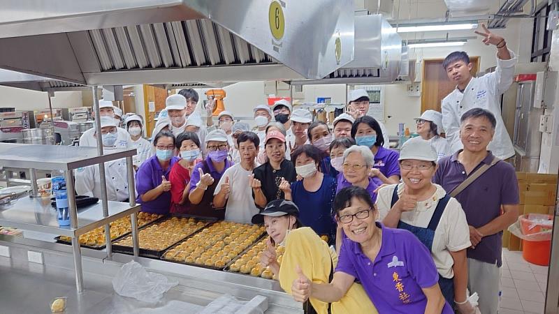 元培師生與東香社區20位長者世代交流，中秋節佳節烘焙香氣傳溫情合影留念