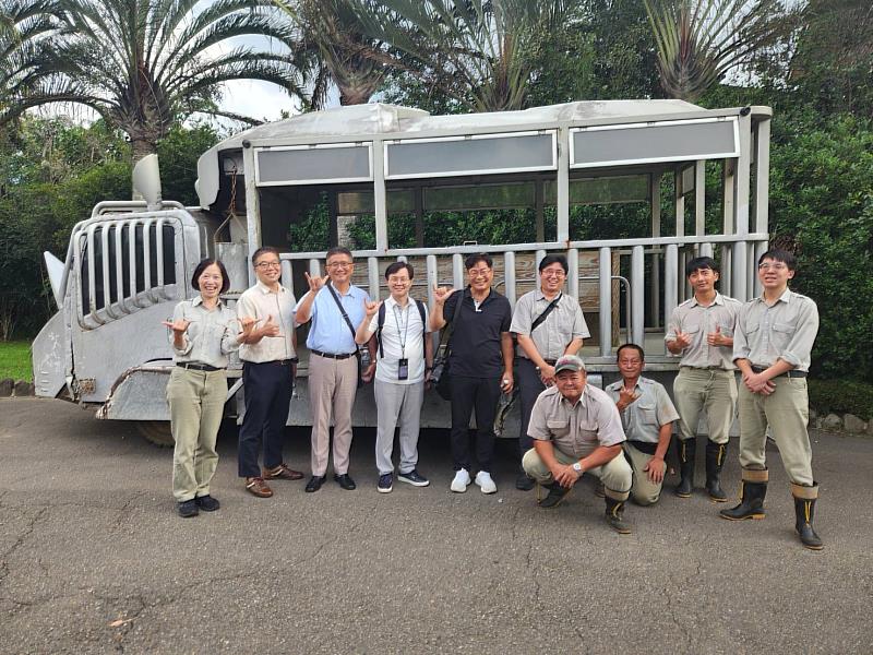 甫締結姊妹園的韓國愛寶動物園代表團參訪六福野生動物園，搭乘全球唯一的犀望巴士深入犀牛展場。（圖/六福旅遊集團）