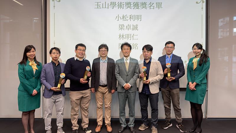 玉山金控總經理陳茂欽（右4）、臺大經濟系系主任陳旭昇（左4）、臺大經濟系小松利明教授（左3）、梁卓誠教授（左2）、林明仁教授（右3）、陳冠銘教授（右2）於「玉山學術獎」頒獎典禮共同合影。