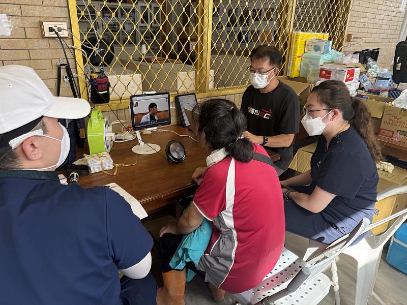 花蓮光復鄉遭泥水重創，遠傳除第一時間進駐災區設置關懷站，更攜手花蓮慈濟醫院啟動5G遠距診療門診，解決災區民眾就醫及領藥難題。