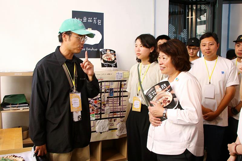 青年與市長黃敏惠分享創意產品