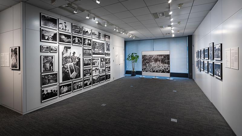 謝三泰攝影展《街頭劇場、火燒島/流麻溝十五號》展場(台灣文化中心提供)