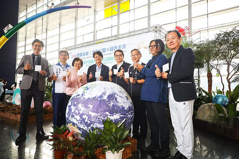台中市建設局長陳大田（右3）與論壇貴賓共同寫下低碳未來願景，貼上地球，象徵守護環境的力量。