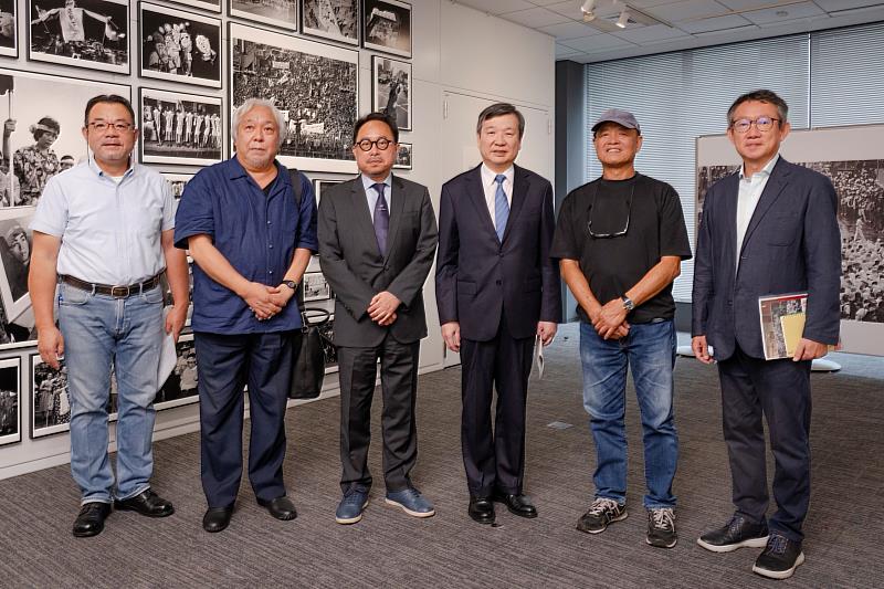 駐日大使李逸洋（右3）、謝三泰（右2）、策展人沈昭良教授（左1）、台灣文化中心曾鈐龍主任（左3）、伊藤俊治教授（左2）、港千尋教授（右1）在展場合影（台灣文化中心提供）