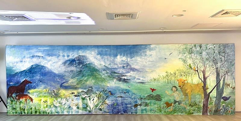 現場展出藝術家吳優的巨幅畫作「一個嚮往的世界」,期望人與萬物、環境和諧共存。