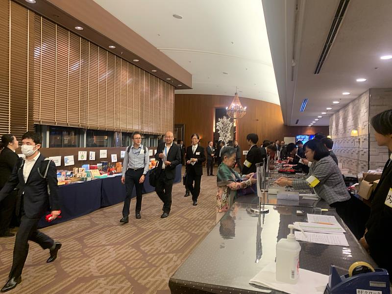 台灣物產展專區來自各縣市特色產品，吸引現場來賓高度興趣