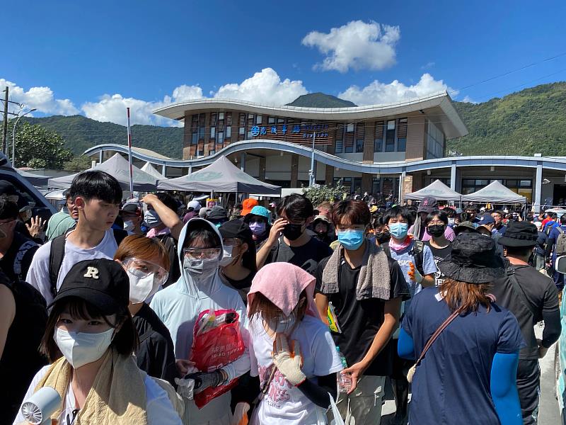 同學們抵達花蓮光復車站，排隊等候救援工作分配