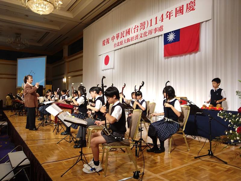 大阪中華學校演奏高山青、月亮代表我的心等台灣民謠