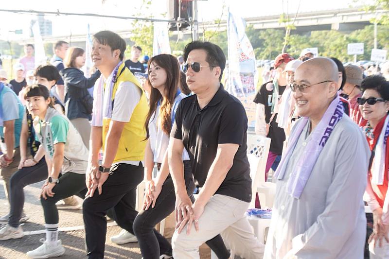 .代理市長邱臣遠、法寶寺監寺覺舜法師、民政處長施淑婷及貴賓一同與路跑選手們暖身。