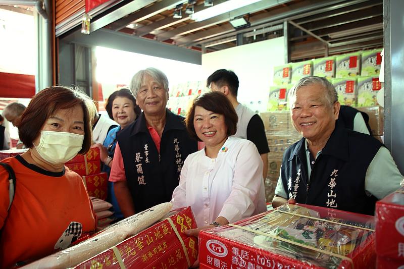 黃敏惠市長協助發放贊普品