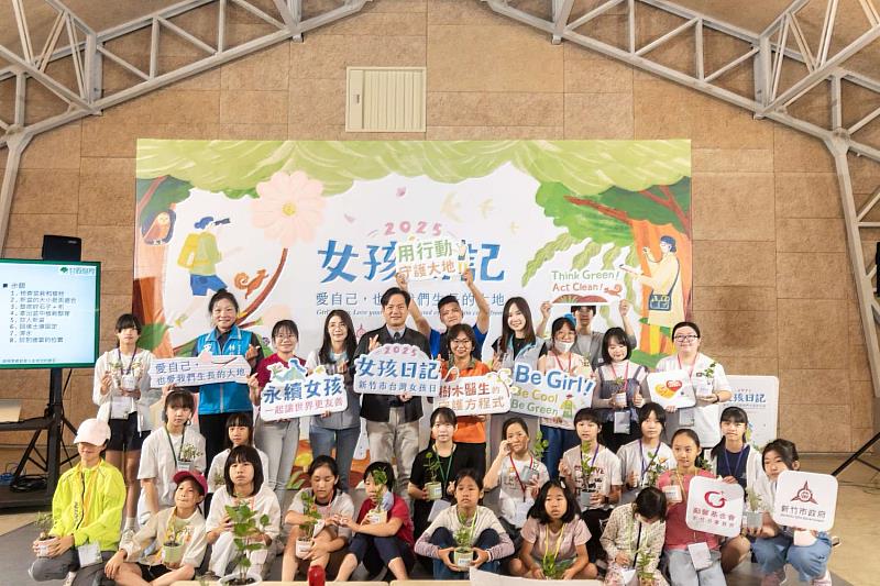 台灣女孩日-市府辦理「愛自己、也愛我們共同生活的大地」系列活動合影。
