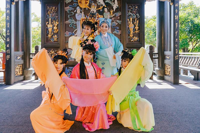蘇州風流才子唐伯虎入得華府之後，易名華安，由於才氣縱橫，深獲太師 賞識，遂同意華安點選府內四香(春香、夏香、秋香、冬香)其一為妻。