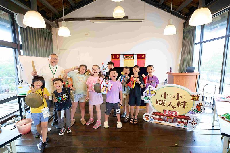 探索園區工藝新旅程，工藝學習護照、工藝職人體驗、百項手作DIY等你來挑戰！在笑聲中學習，讓工藝之旅成為最美的旅行回憶。