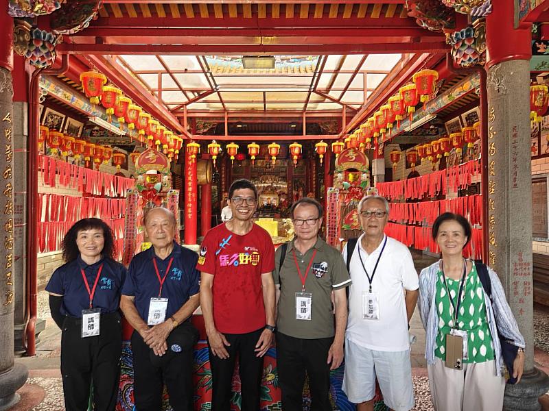 圖3 客發中心何金樑主任、廖綺貞、黃鼎松、林本炫3位講師及姜紹祖後代合影