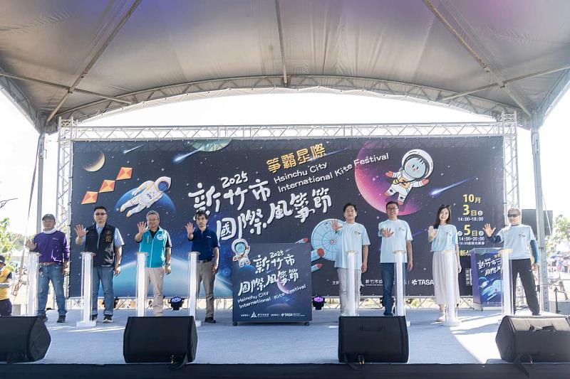 代理市長邱臣遠與太空中心主任吳宗信及貴賓一同啟動儀式，歡迎全國各地民眾前來觀賞繽紛天空。