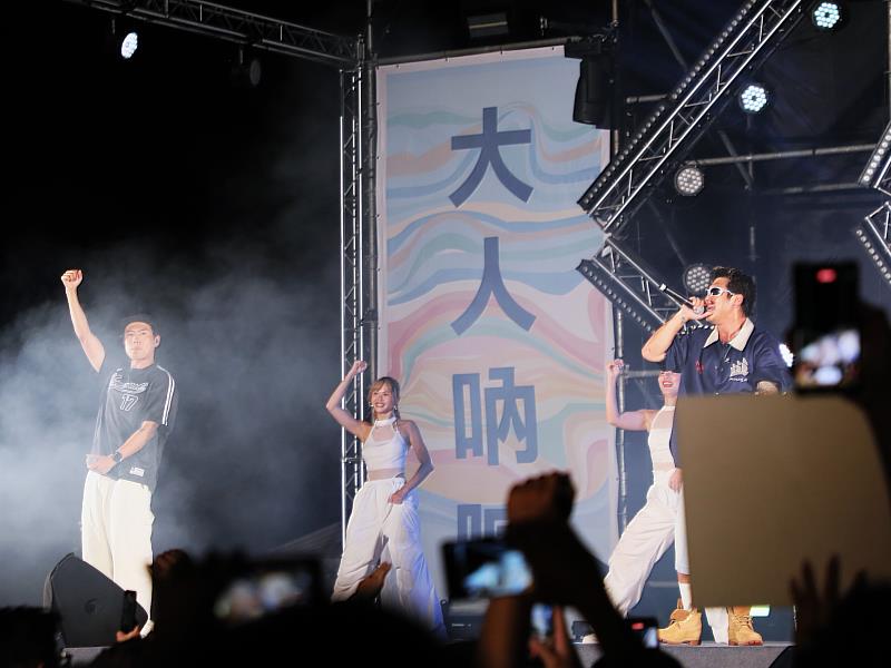 「2025東石海之夏」熱鬧登場　翁章梁點燈為花蓮災區祈福