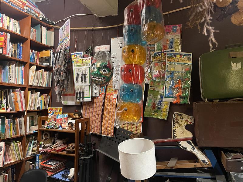 凝流書店特展「時光凝視」，展出浮洲婦聯一、二村的故事，帶領大家走進軍眷們的生活。