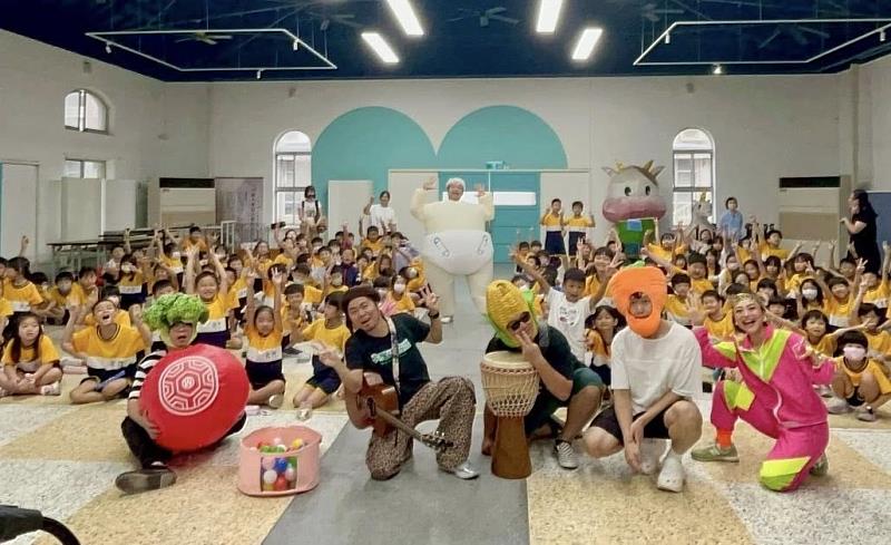 市府邀請客家金曲歌王黃子軒化身「唱跳哥哥」，讓學童邊看劇邊學客語。