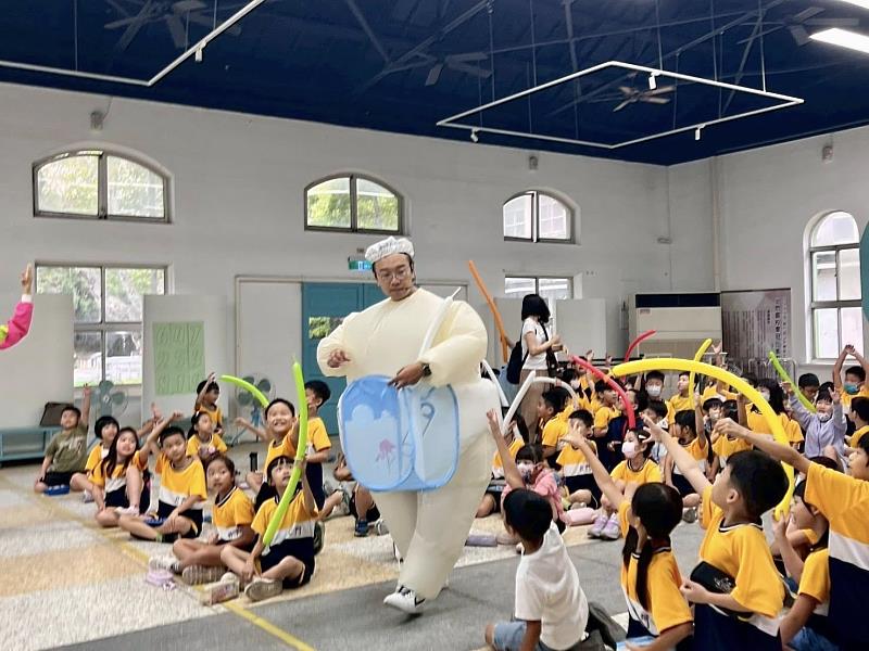 市府邀請客家金曲歌王黃子軒化身「唱跳哥哥」，讓學童邊看劇邊學客語。