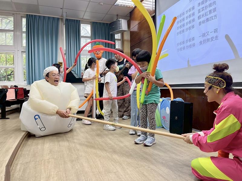 市府邀請客家金曲歌王黃子軒化身「唱跳哥哥」，讓學童邊看劇邊學客語。