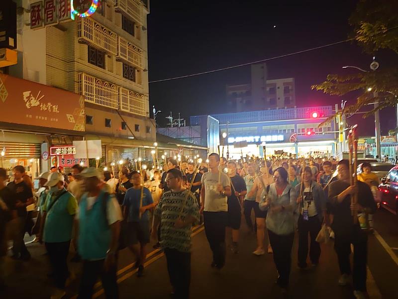 圖3 千人手持火把遶行庄頭