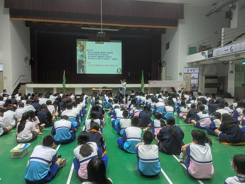 屏東縣救國團與金鴻文教基金會共同辦理「超ㄅㄧㄤˋ世代之青春秘笈」校園巡迴講座