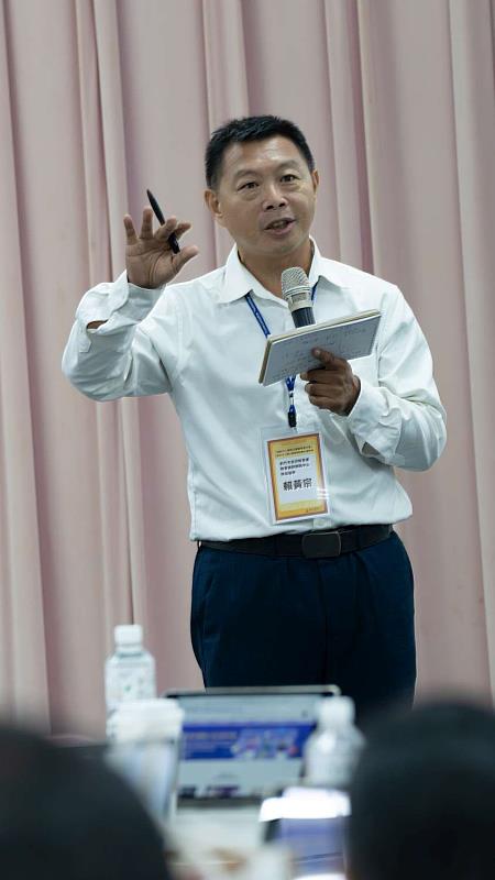 新竹市教育資訊網路中心暨數位學習推動辦公室聘督賴黃宗報告新竹市數位推動的情形。