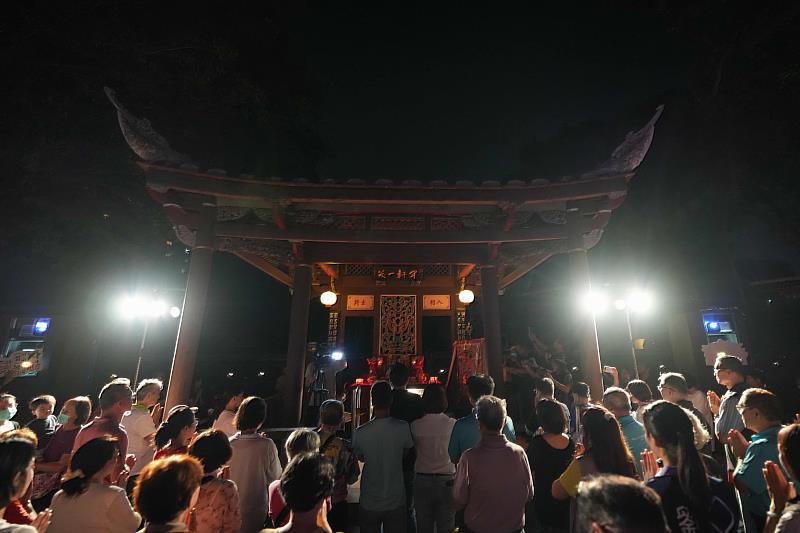 迎請台北霞海月老、城隍夫人與城隍爺駐駕林園，與眾齊聚來青閣，共賞開幕光影之美。