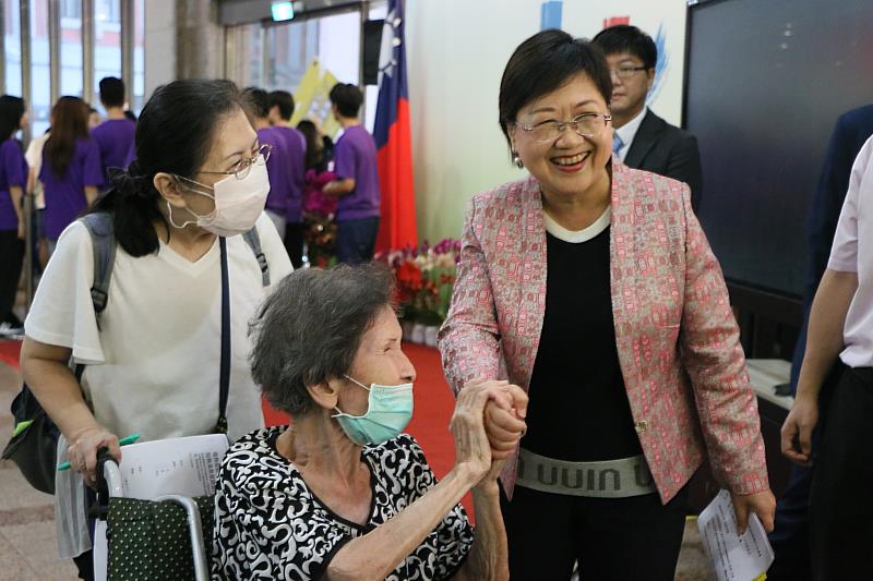 徐佳青巡視報到現場，與僑胞問候寒暄