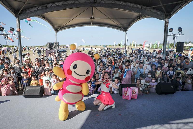 活動湧入逾11萬人次到場一睹絢麗風箏齊飛天際。
