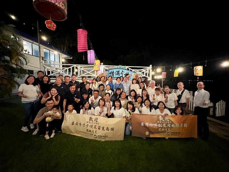 汶萊臺灣商會與卡卡頌長笛重奏團、臺灣咖啡配瓷繪杯推廣團於中秋晚會合影1