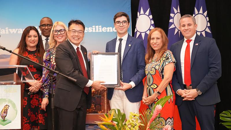 佛州聯邦參議員 Ashley Moody (R-FL) 特別助理致贈駐邁阿密辦事處國慶賀函