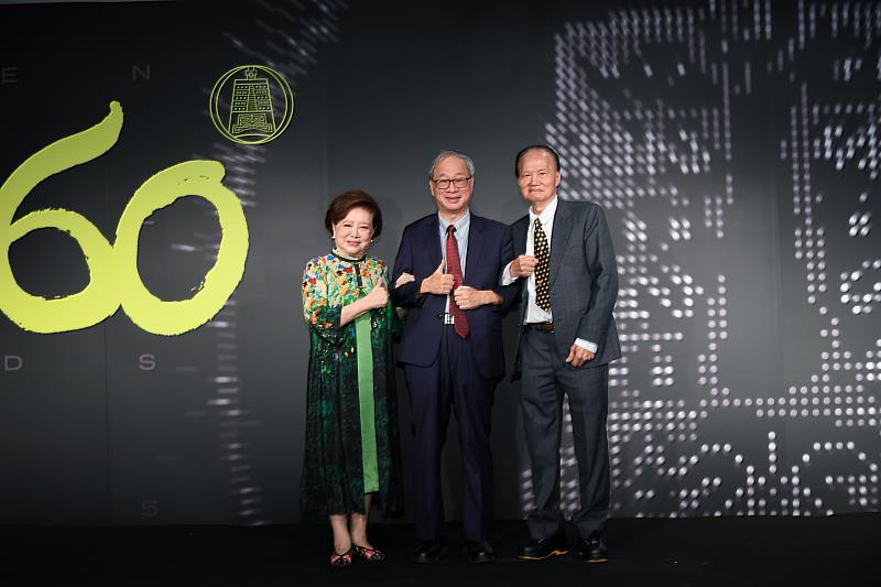 文化部長李遠（中）與特別貢獻獎得主陳淑芳（右）、特別貢獻獎得主葉輝龍一同合影。