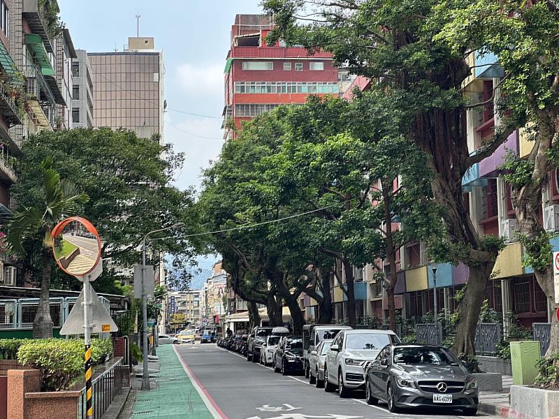 民生重劃區的優勢仍在於交通便利、純住宅環境與高綠地覆蓋率;捷運站近在咫尺,民生汐止線的規劃也帶來利多,區內多座小公園,住宅密度低,生活機能完整。