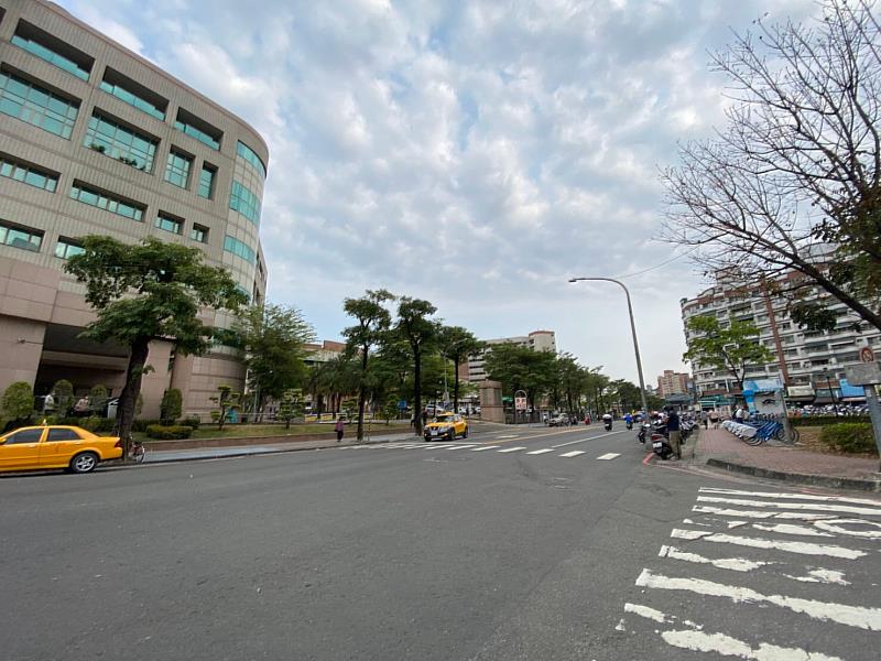 福山里人口眾多,區域內學區完整、擁三鐵共構及雙百貨機能,最大宗購屋客群為家庭客。