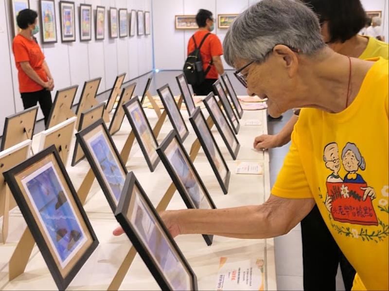 會場展示社區民眾繪畫作品。