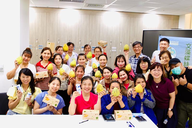 文藻外語大學持續推動跨域合作與社會實踐，攜手高雄榮民總醫院舉辦「文藻學伴與越南長照移工相見歡」活動。現場超過30名文藻師生與14名越南籍長照移工齊聚一堂，以歌聲、笑聲與創意活動共度溫馨午後。