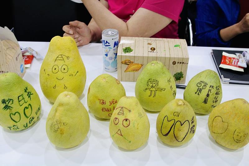 主辦單位安排16名文藻外大學生擔任「學伴」，協助移工克服語言及文化隔閡，不僅即時翻譯與交流，也設計創意活動－例如應景的「柚子繪畫」，陪伴首次在台過中秋的移工抒發思鄉情懷，展現跨文化交流的溫度。