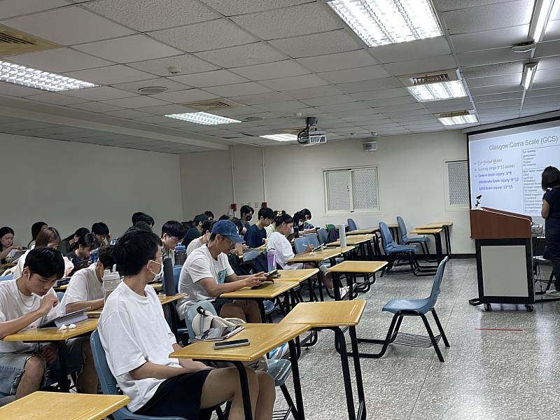 亞大物治系規劃考照輔導班，同學專注學習。